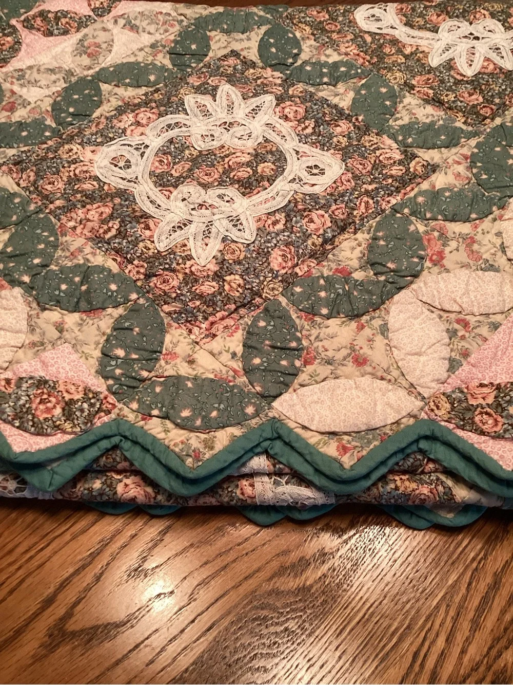 Vintage American Pacific Manor House Floral Lace Scalloped Cottage Quilt